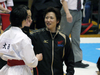 選手と会話する若井監督