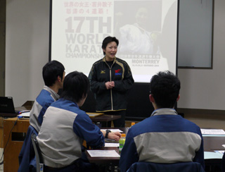 講義をする若井監督