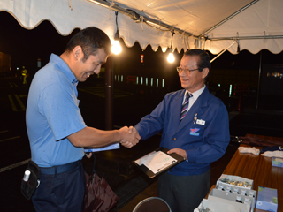 督励に訪れ、乗務社員と握手を交わす大塚社長（右）