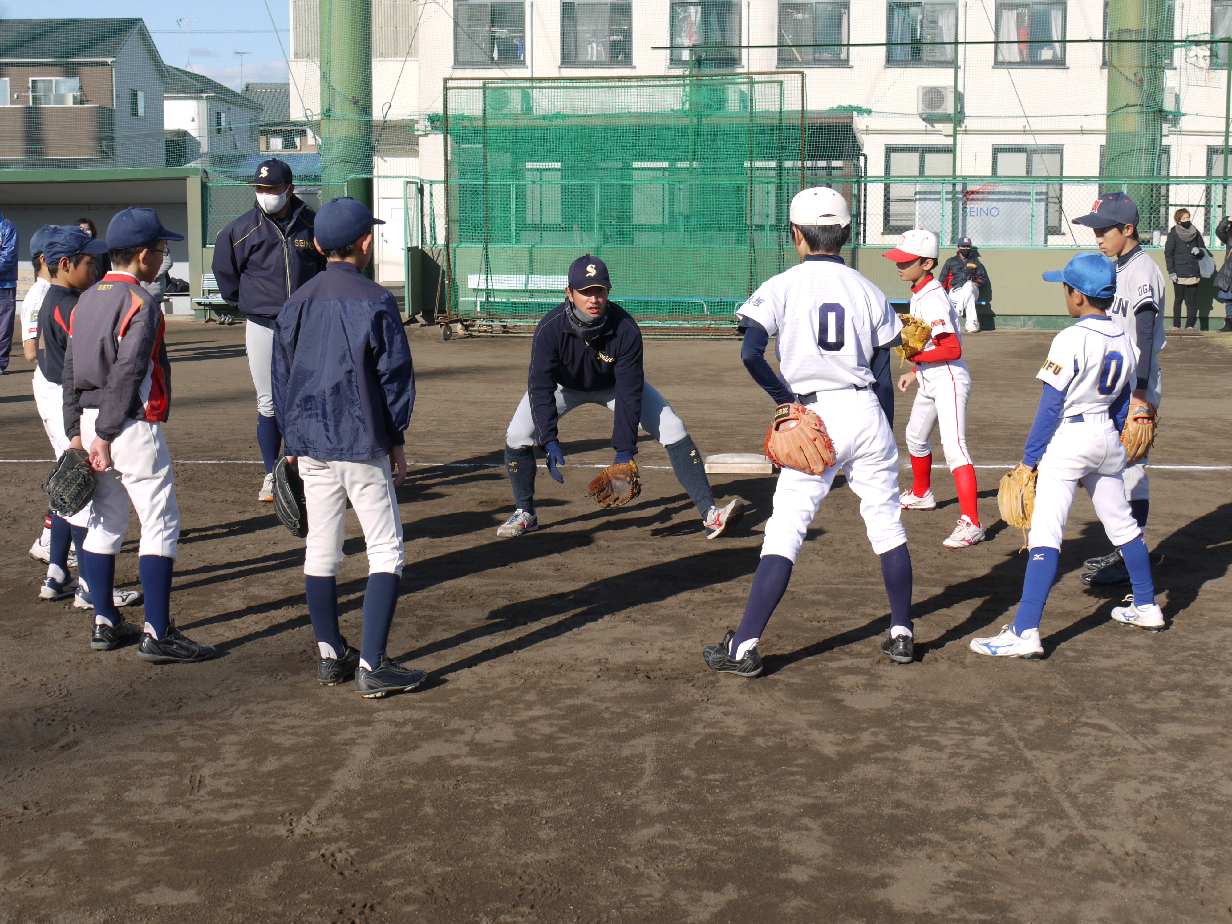 西濃運輸野球部が野球教室を開催