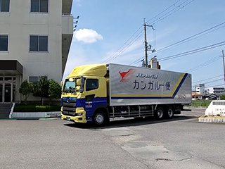 納車された大型ハイブリッドトラック