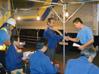 督励に訪れ、乗務社員と握手を交わす大塚社長（左）