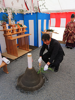 地鎮祭で刈初の儀を行う神谷社長